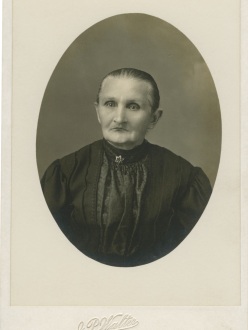 Vintage photograph of old woman with no teeth.